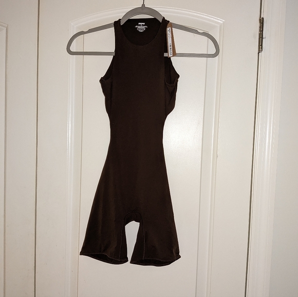 1. NWT SKIMS FITS EVERYBODY HIGH NECK CUT OUT ONESIE IN COCOA - Picture 5 of 7